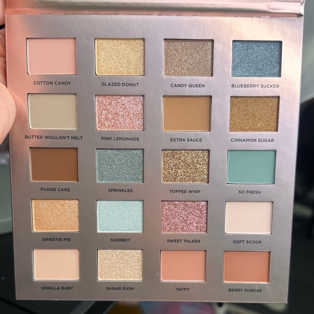 ICONIC London Multi-Color Eyeshadow Palette - Picture 2 of 4